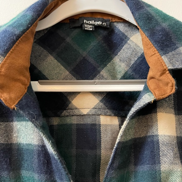 Hailee C
Long sleeve button-down shirt
100% cotton
XS PETITE - Picture 2 of 3